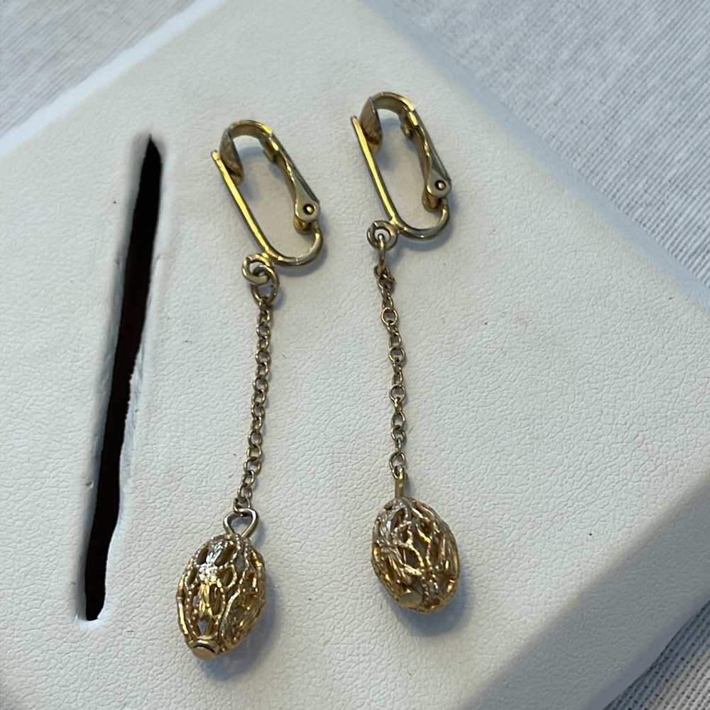 Vintage gold tone egg shaped clip on earrings with chain. EUC